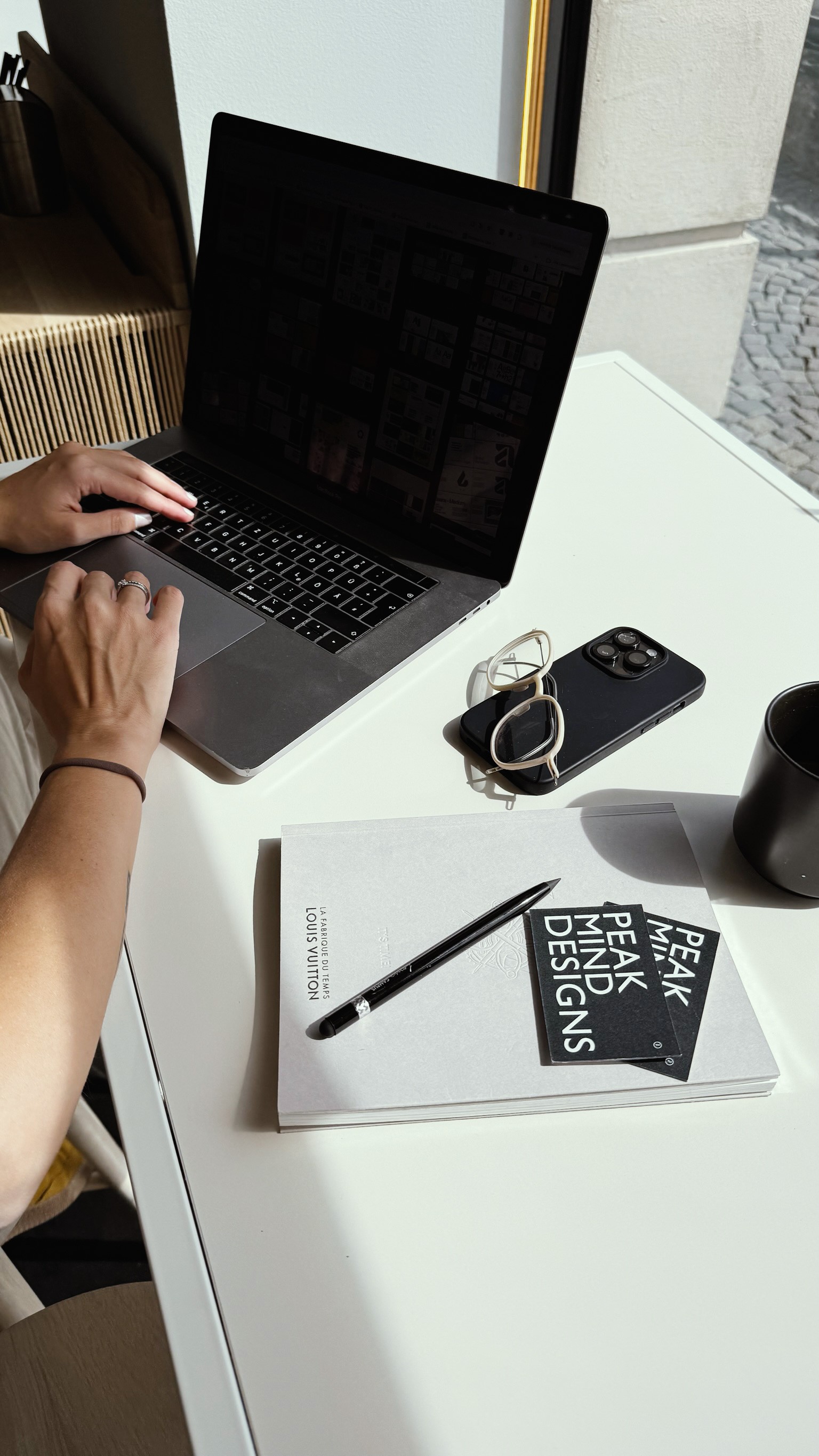foto laptop brille handy und visitenkarten von peak mind designs