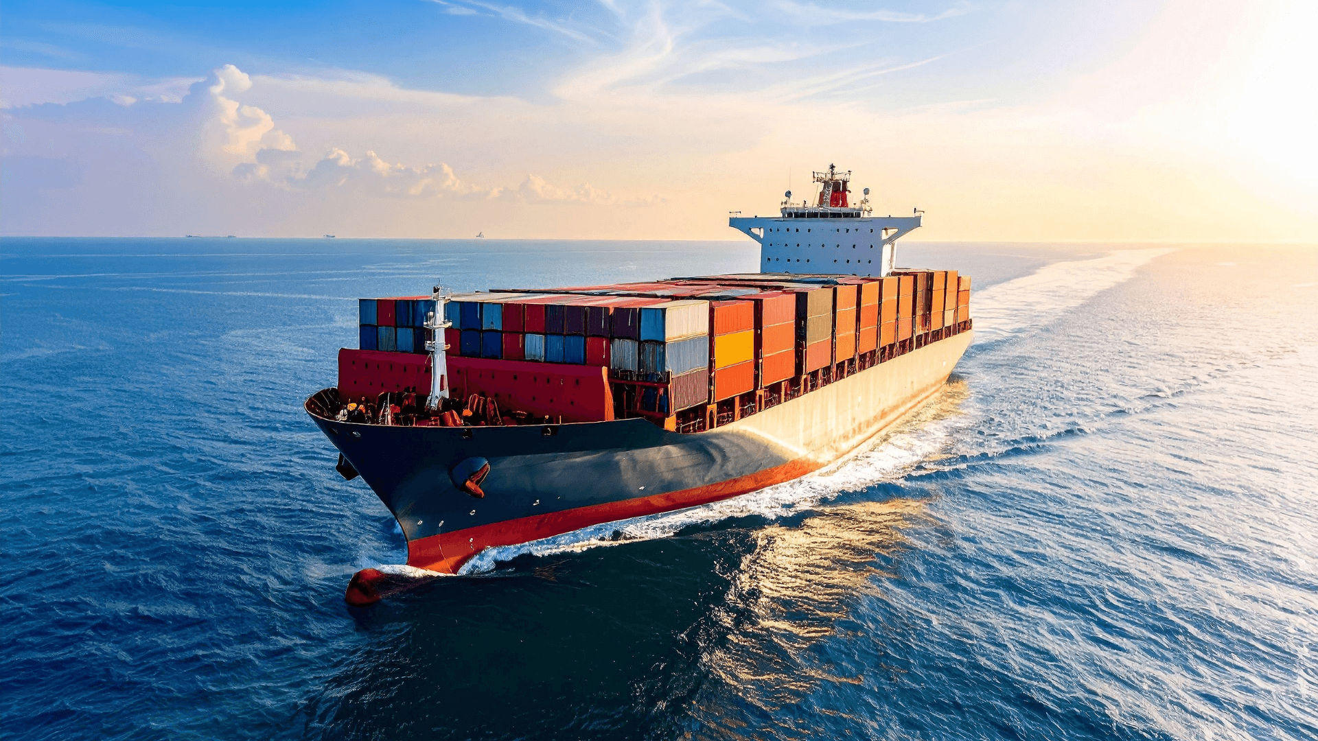 AB ETS ve FuelEU Maritime iklim mevzuatına tabi, dekarbonizasyon hedefli, açık denizde seyreden tam yüklü konteyner gemisi.
