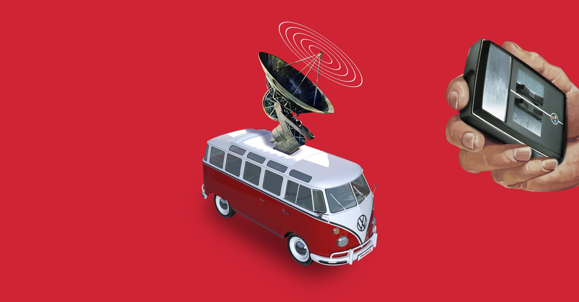 Furgoneta vintage con antena parabólica y mano sosteniendo un control remoto.