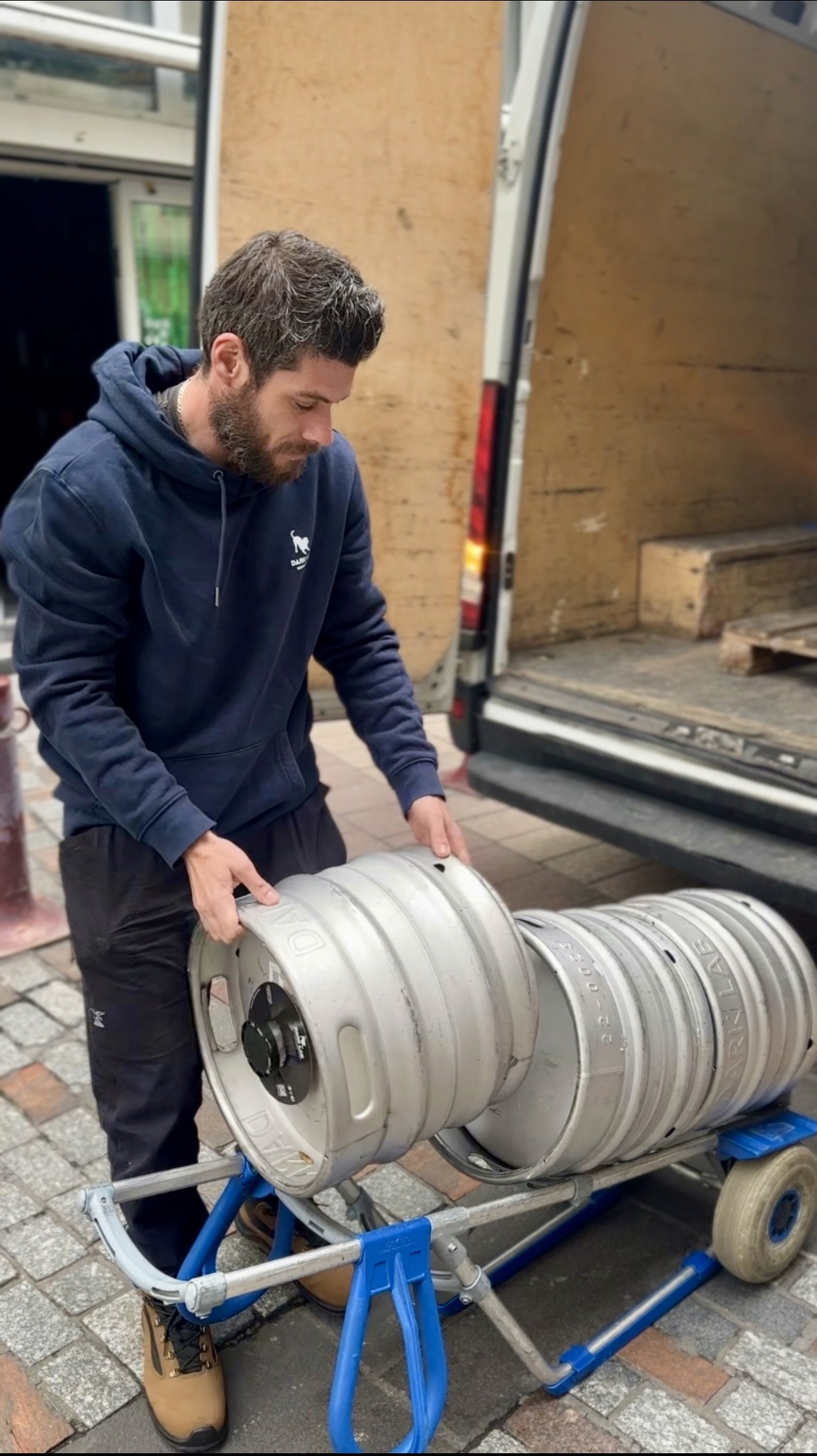 homme en train de livrer des futs de bière artisanale