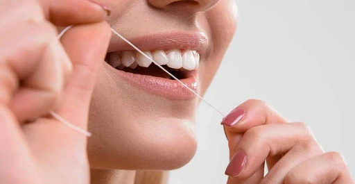 Como usar o fio dentário: Antes ou depois de escovar os dentes?