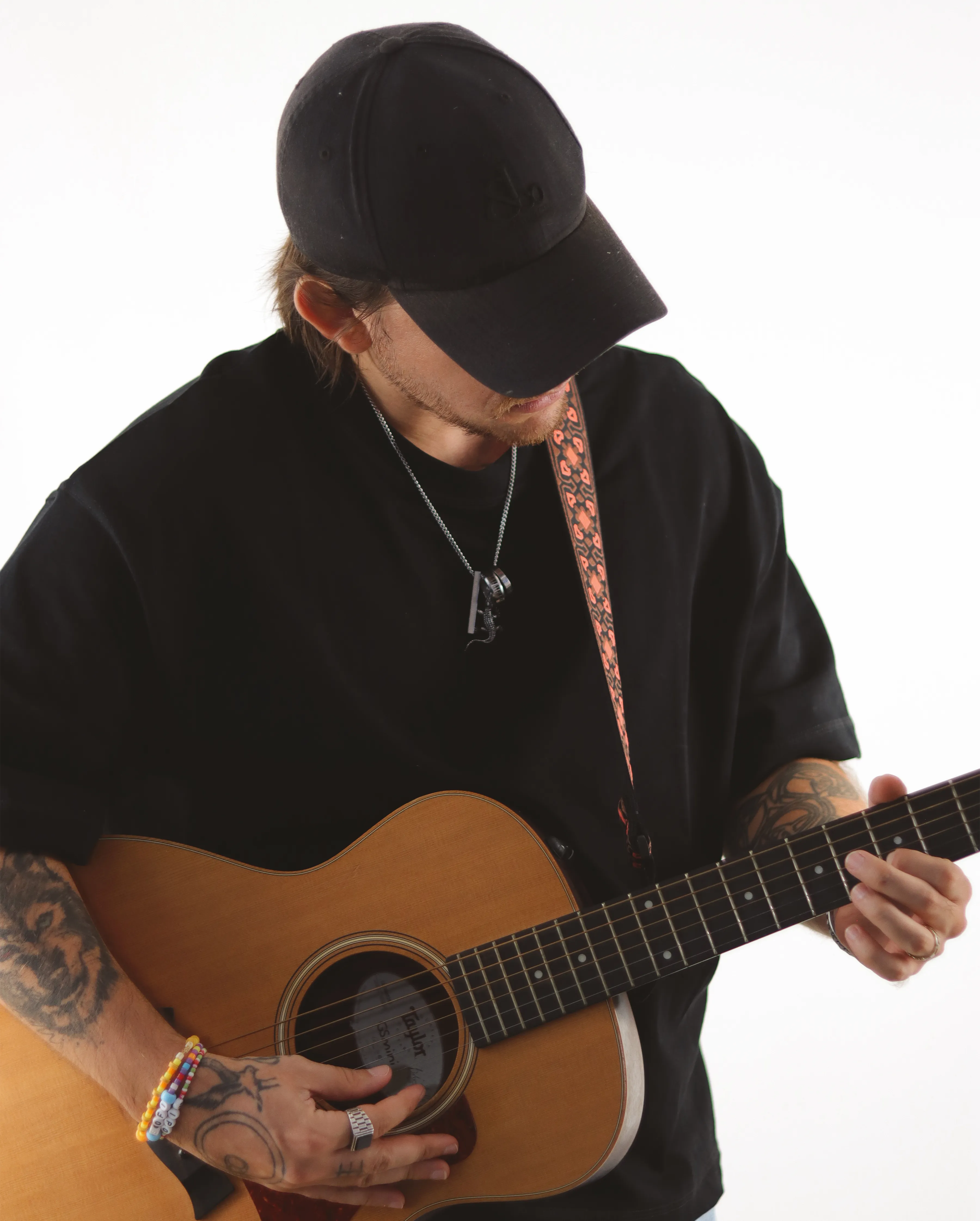 Retrato de músico tocando guitarra en ambiente minimalista
