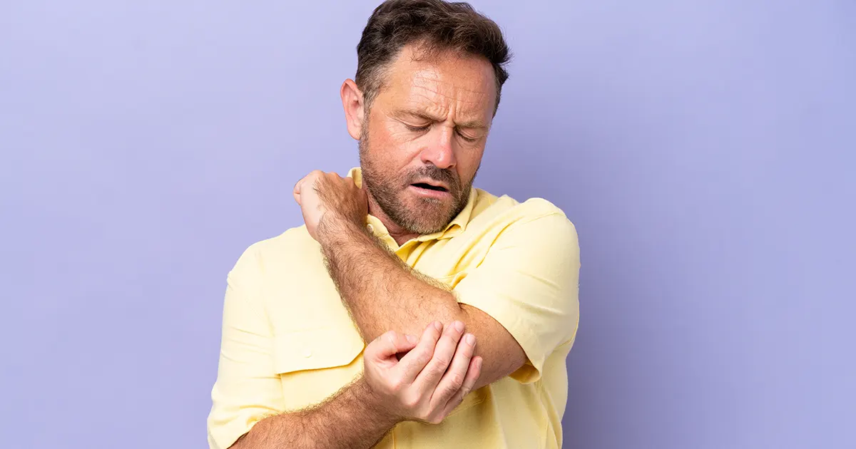 Illustrasjonsbilde av en voksen mann med smerter i venstre arm.