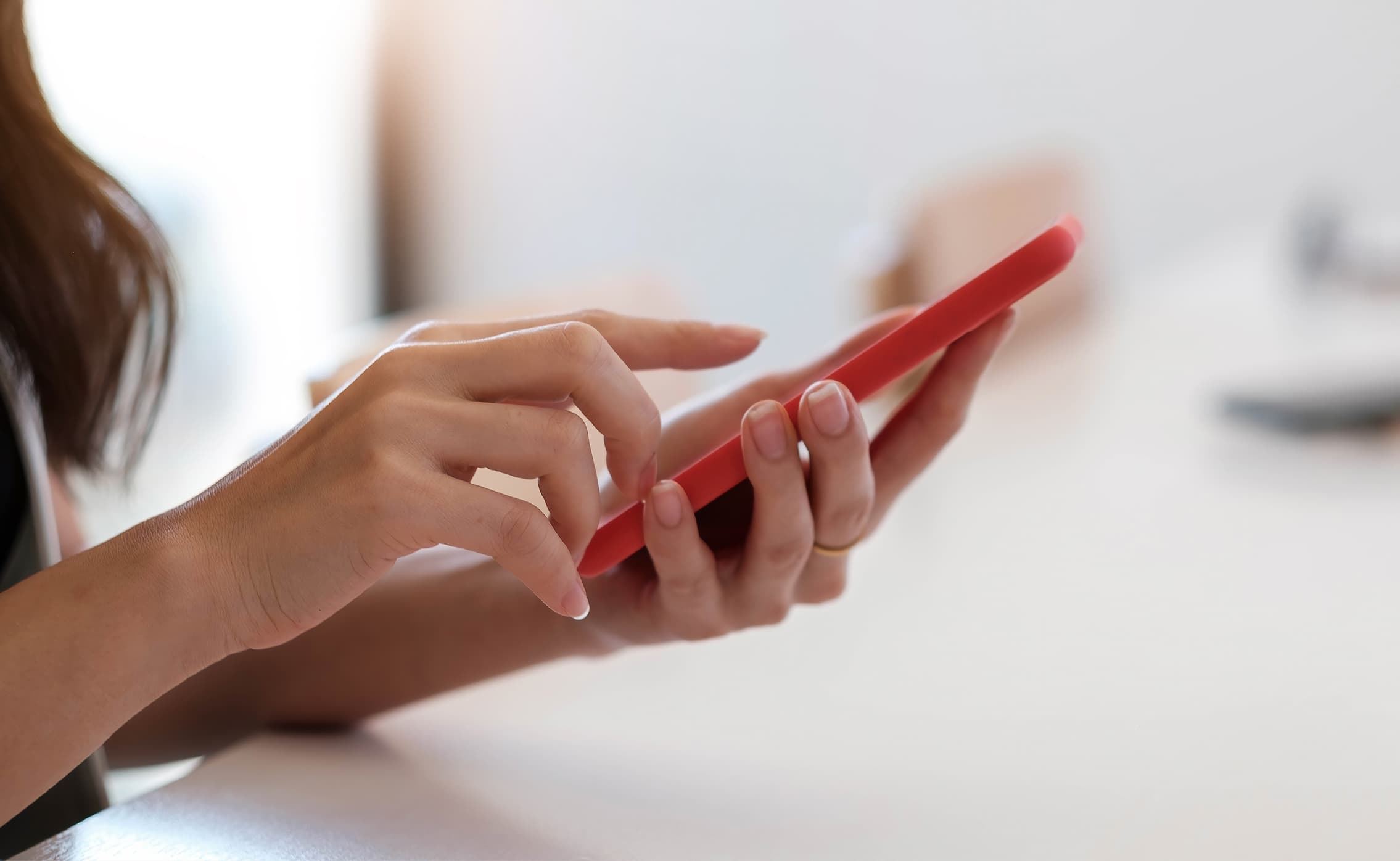 Osoba korzystająca ze smartfona do zarządzania płatnościami