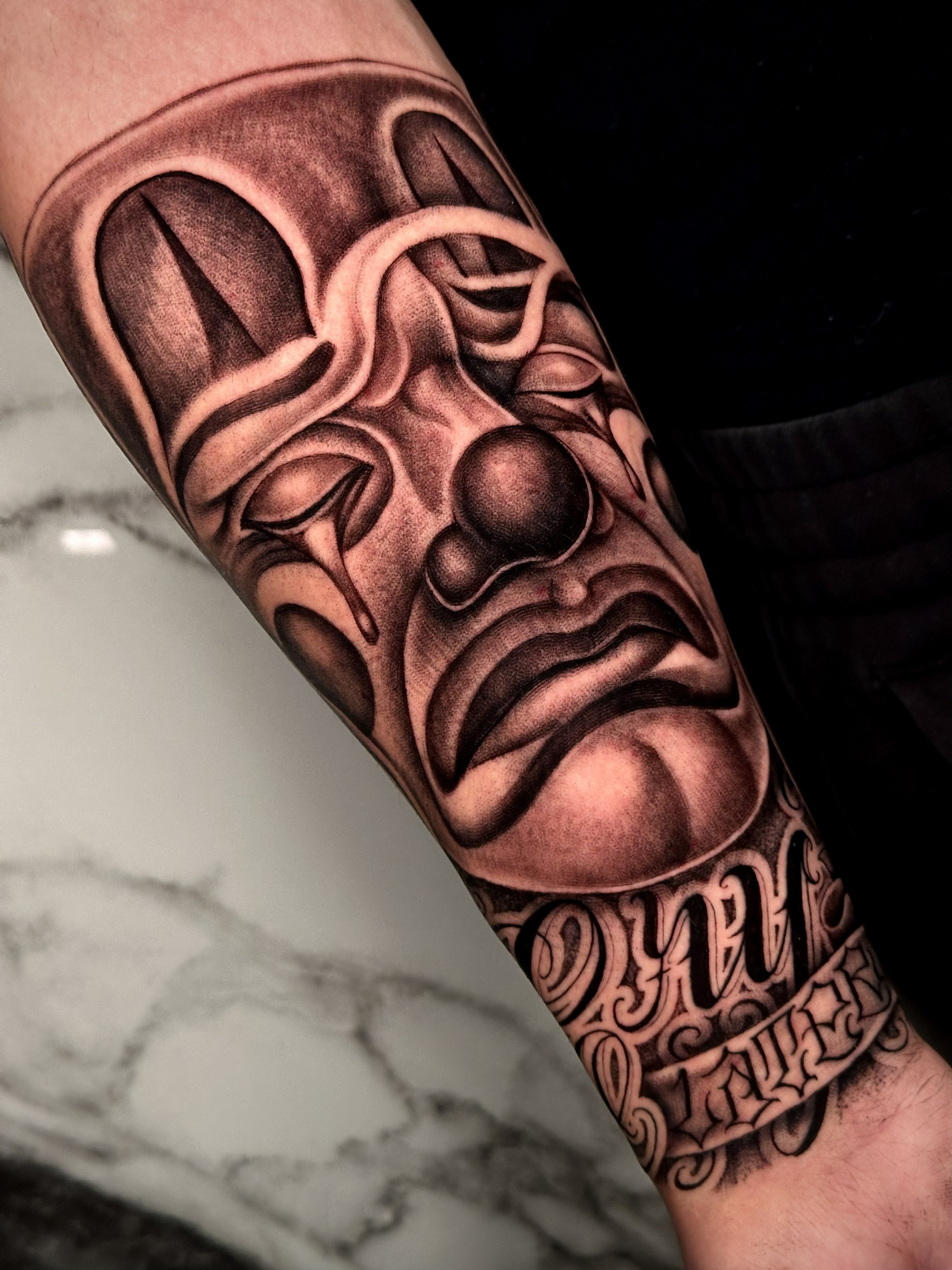 tatuaggio sull'avambraccio in stile chicano