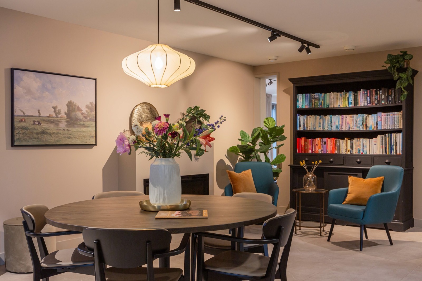 boekenkast met zitje in hal 