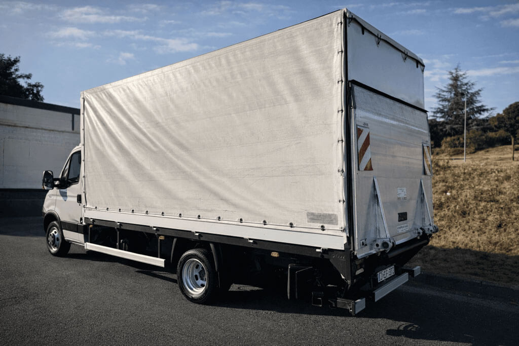 Emelőhátfalas áruszállító, fuvarozó jármű