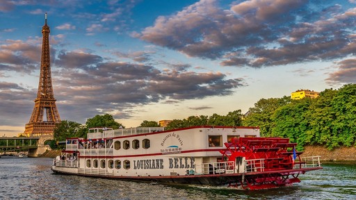 a boat on the Seyne, with the eiffeil tower, illustrating a stay in France