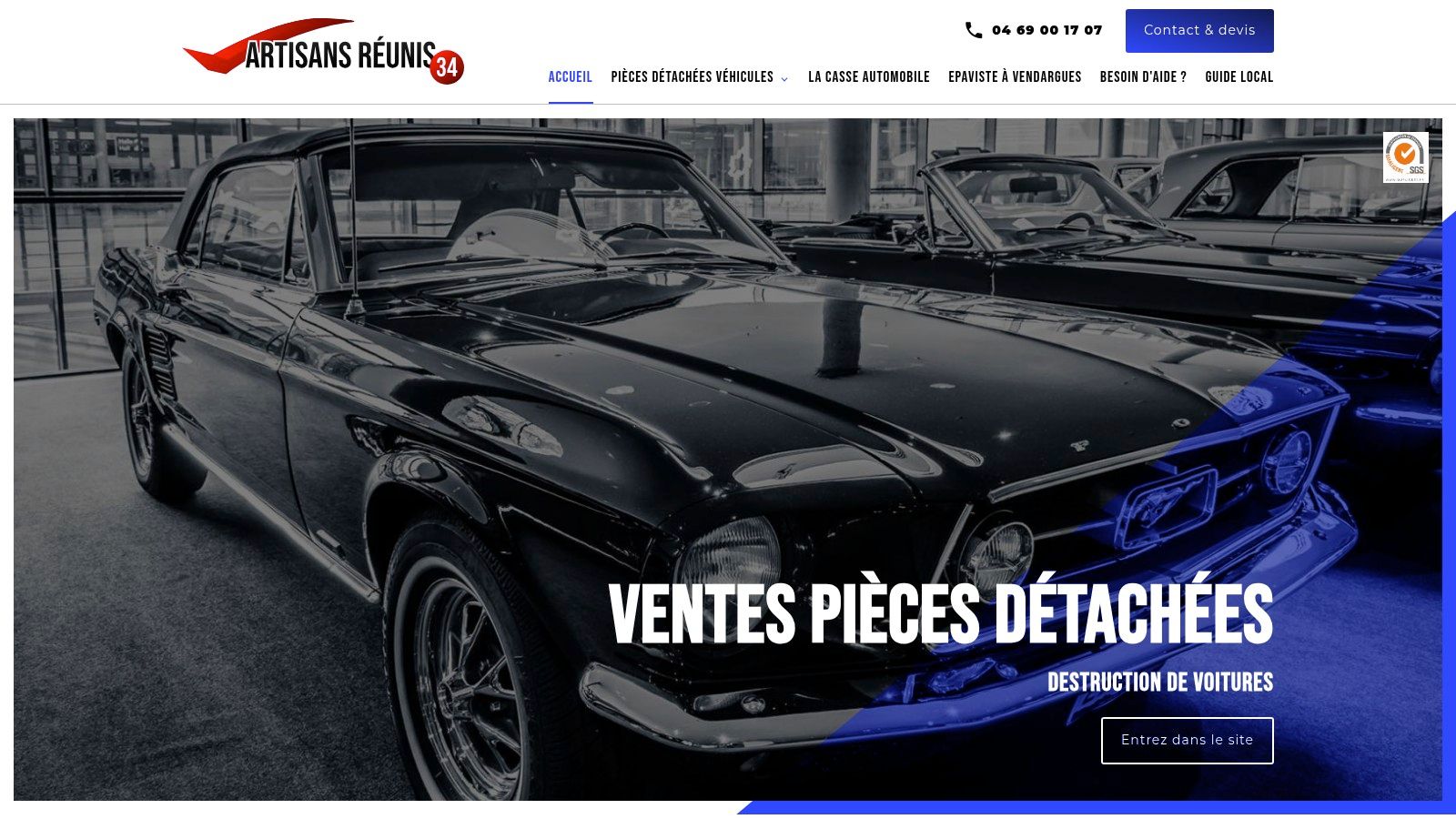 Une voiture classique dans une casse auto de l'Hérault