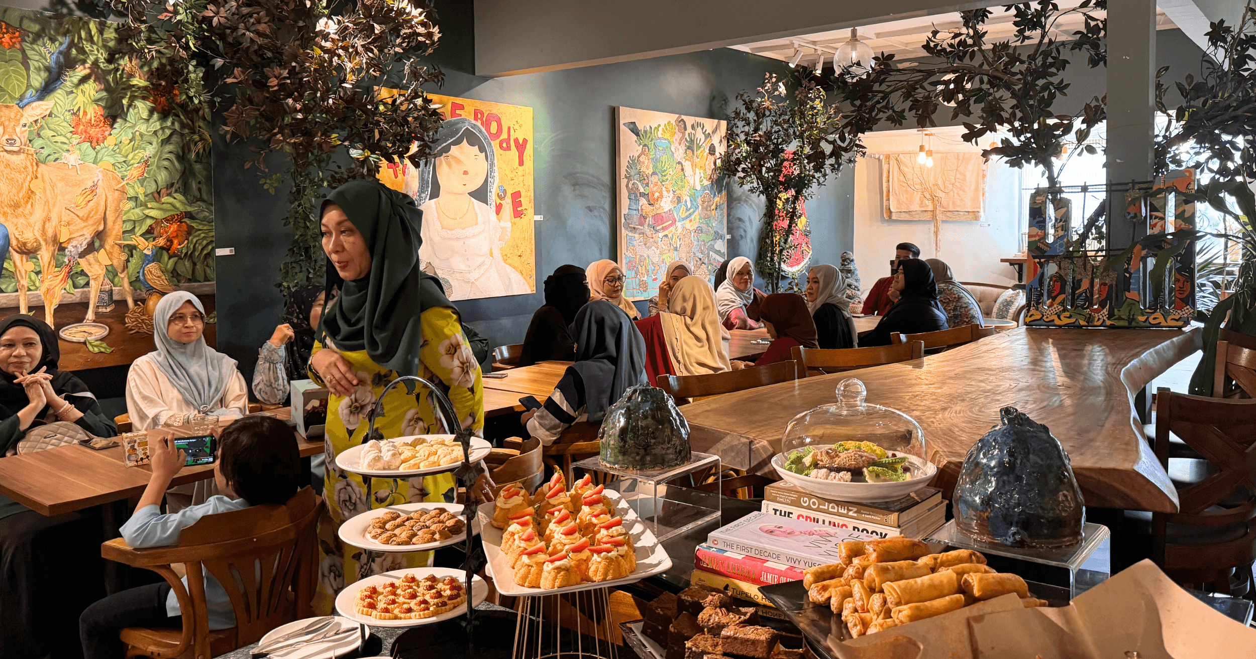 Sekumpulan pelanggan di Aperture Cafe, TTDI.