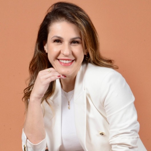 Doutora Roberta Fittipaldi, Pneumologista em São Paulo sorrindo com a mão apoiada no queixo.