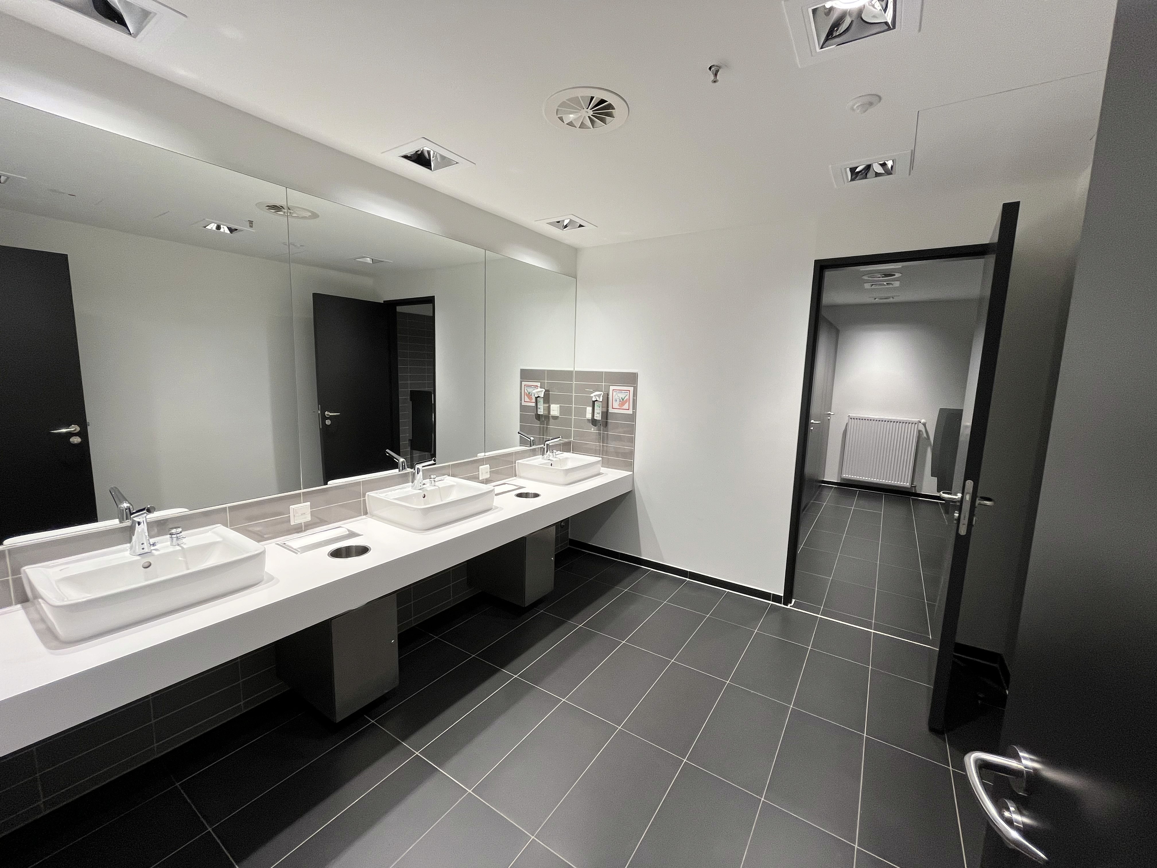 Modernes sauberer Waschraum und Badezimmer