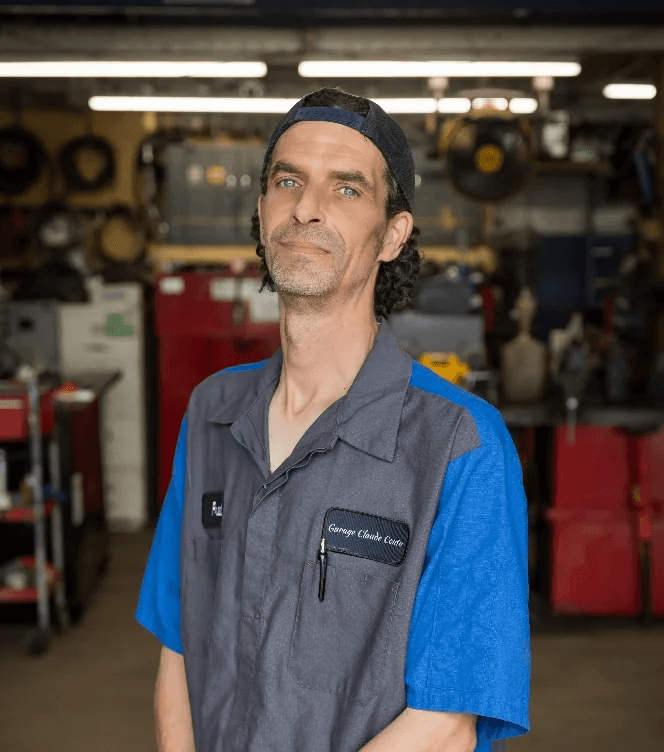 Alex Verville, mécanicien d’expérience au Garage Claude Coutu, spécialiste en service routier, reconnu pour sa débrouillardise et sa fiabilité.