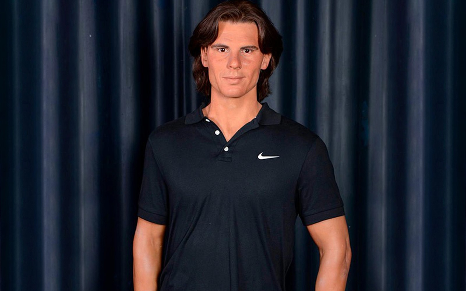 Figura de cera de un hombre con camisa negra en el Museo de Cera de Madrid.