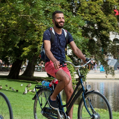 顾客正在骑着他租来的自行车。