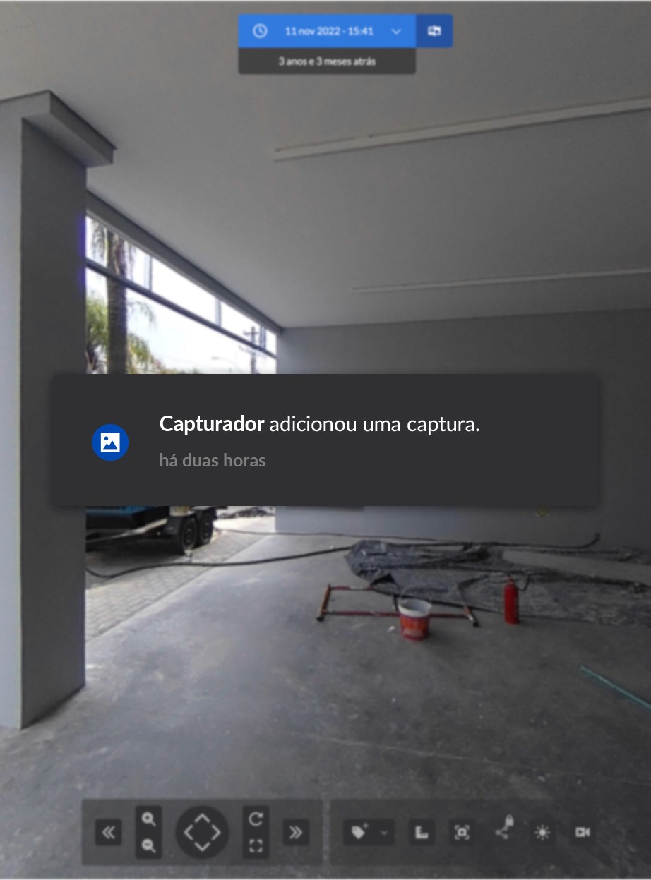 Captura de tela da plataforma Visi mostrando uma foto 360° de um ambiente interno em fase de acabamento. Sobre a imagem, há uma notificação informando: 'Capturador adicionou uma captura há duas horas', destacando a atualização frequente e o acompanhamento quase em tempo real.