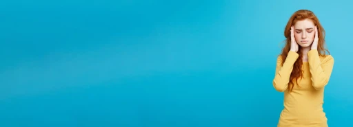 Ergenlik döneminde kaygı ve stres belirtileri yaşayan genç, İzmir ergen psikoloğu desteği ihtiyacı