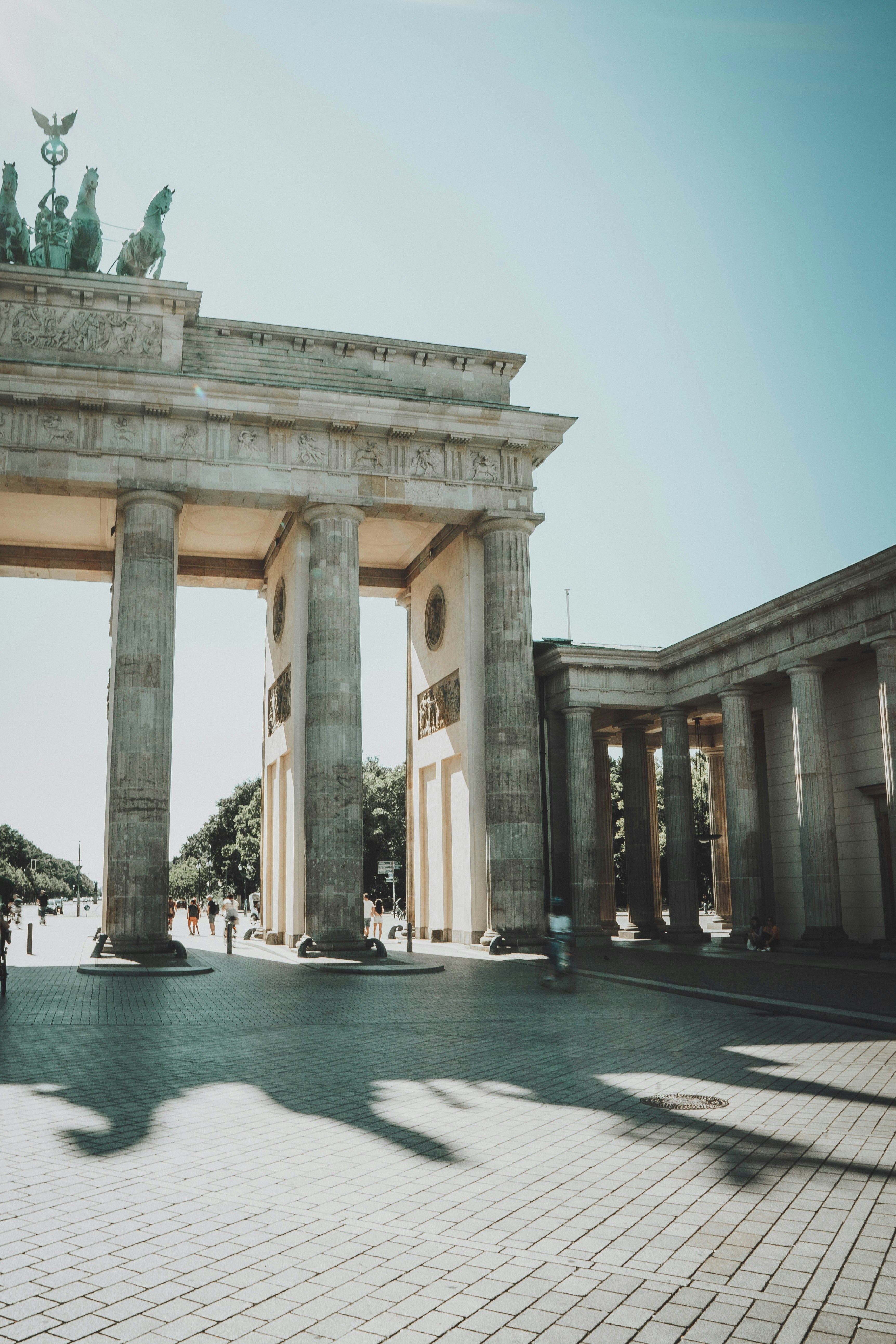 Das Brandenburger Tor in Berlin, ein klassizistisches Bauwerk mit sechs Säulen und der Quadriga auf dem Tor, gilt als eines der bekanntesten Wahrzeichen Deutschlands.