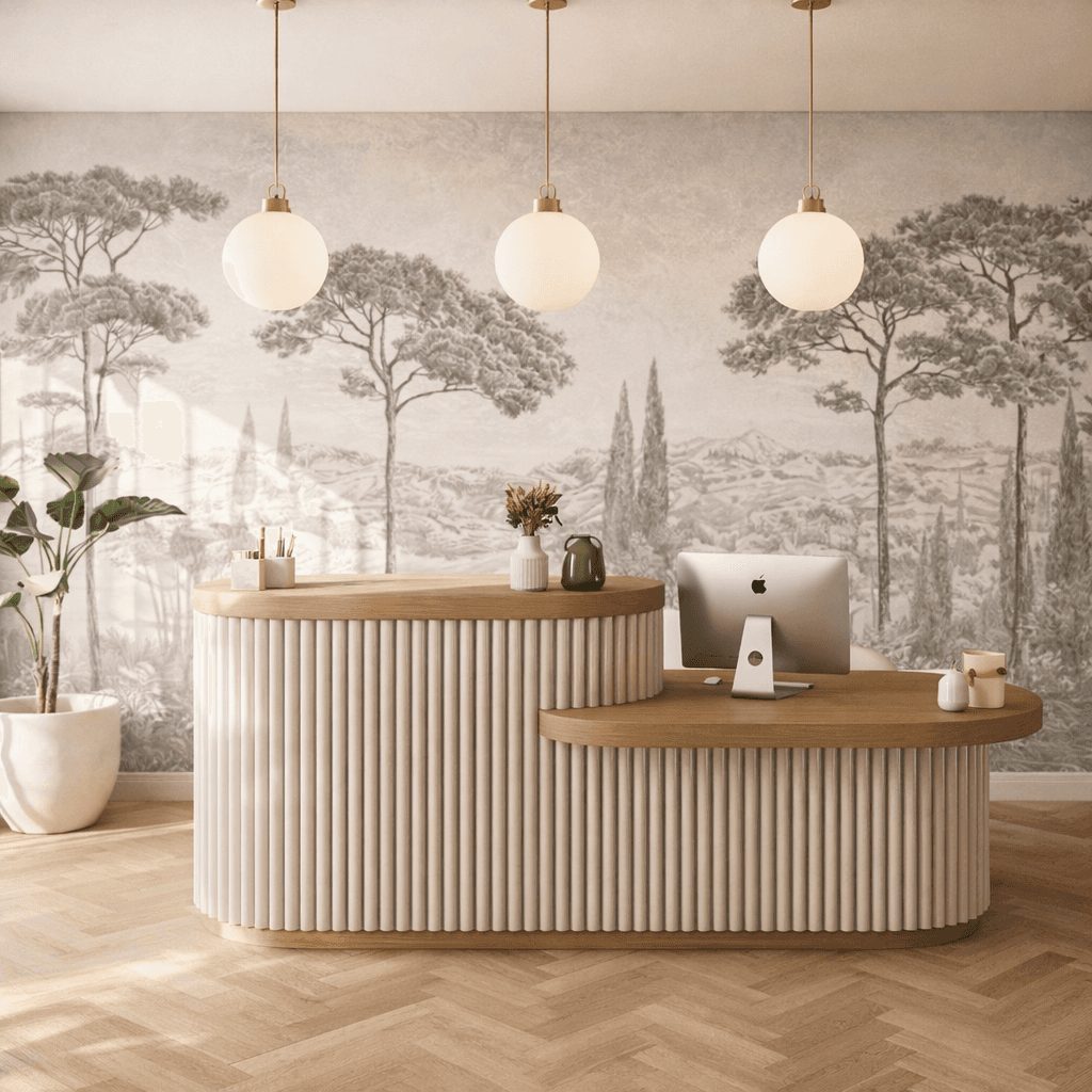 Accueil d'un cabinet professionnel aménagé à Bordeaux par Eva Hostein, architecte d'intérieur spécialisée ERP – bureau ovale cannelé, luminaires dorés, papier peint panoramique