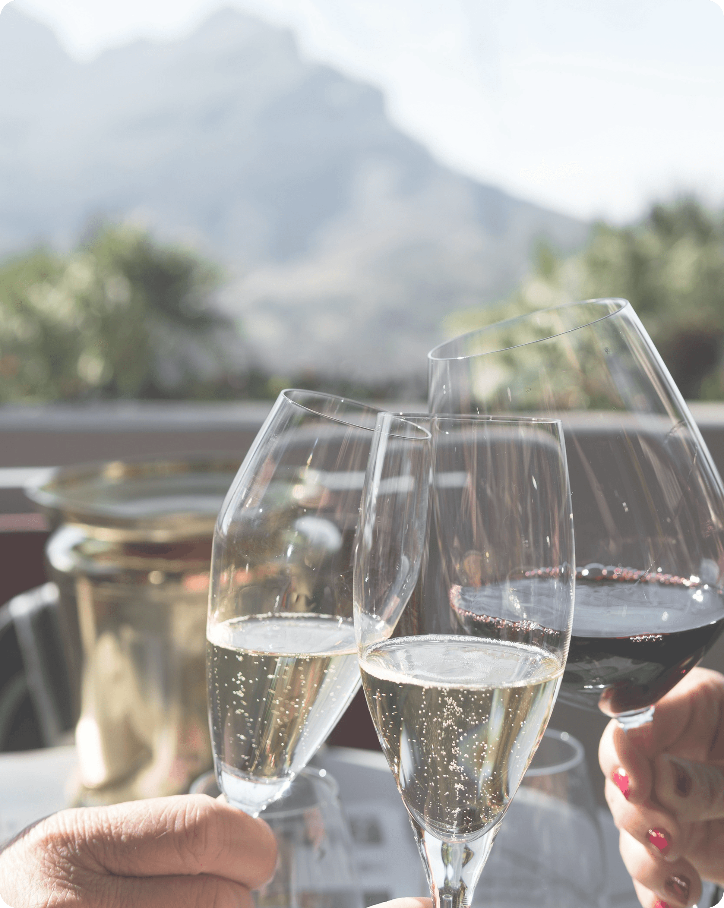 Menschen stoßen mit Sektgläsern an
