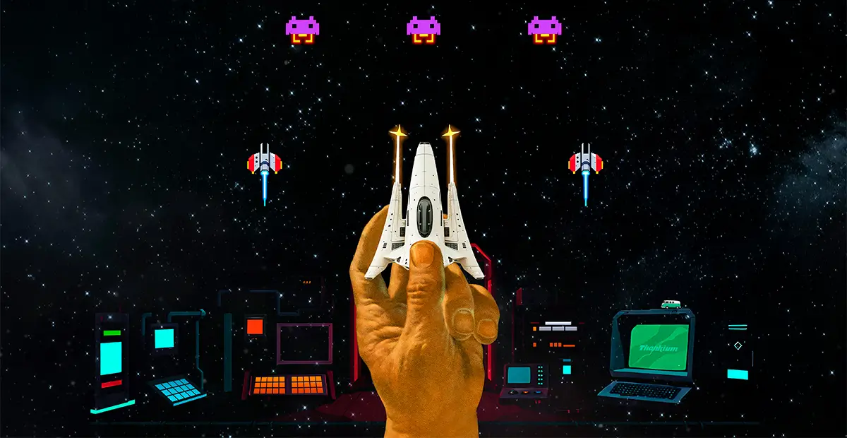 Mano sosteniendo nave espacial digital en videojuego retro espacial.