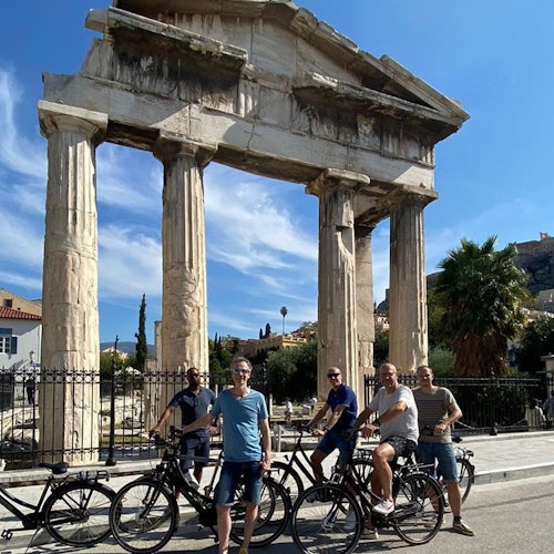 雅典的一群自行车骑行者