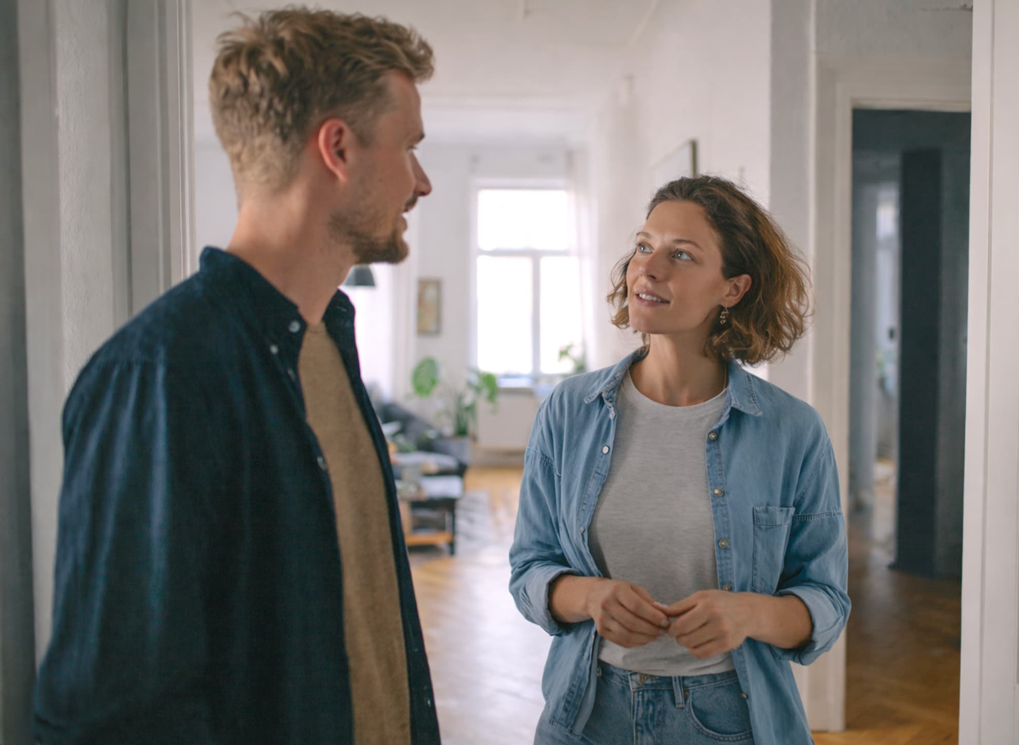 Profesjonalna obsługa najmu – konsultacja z klientem w mieszkaniu