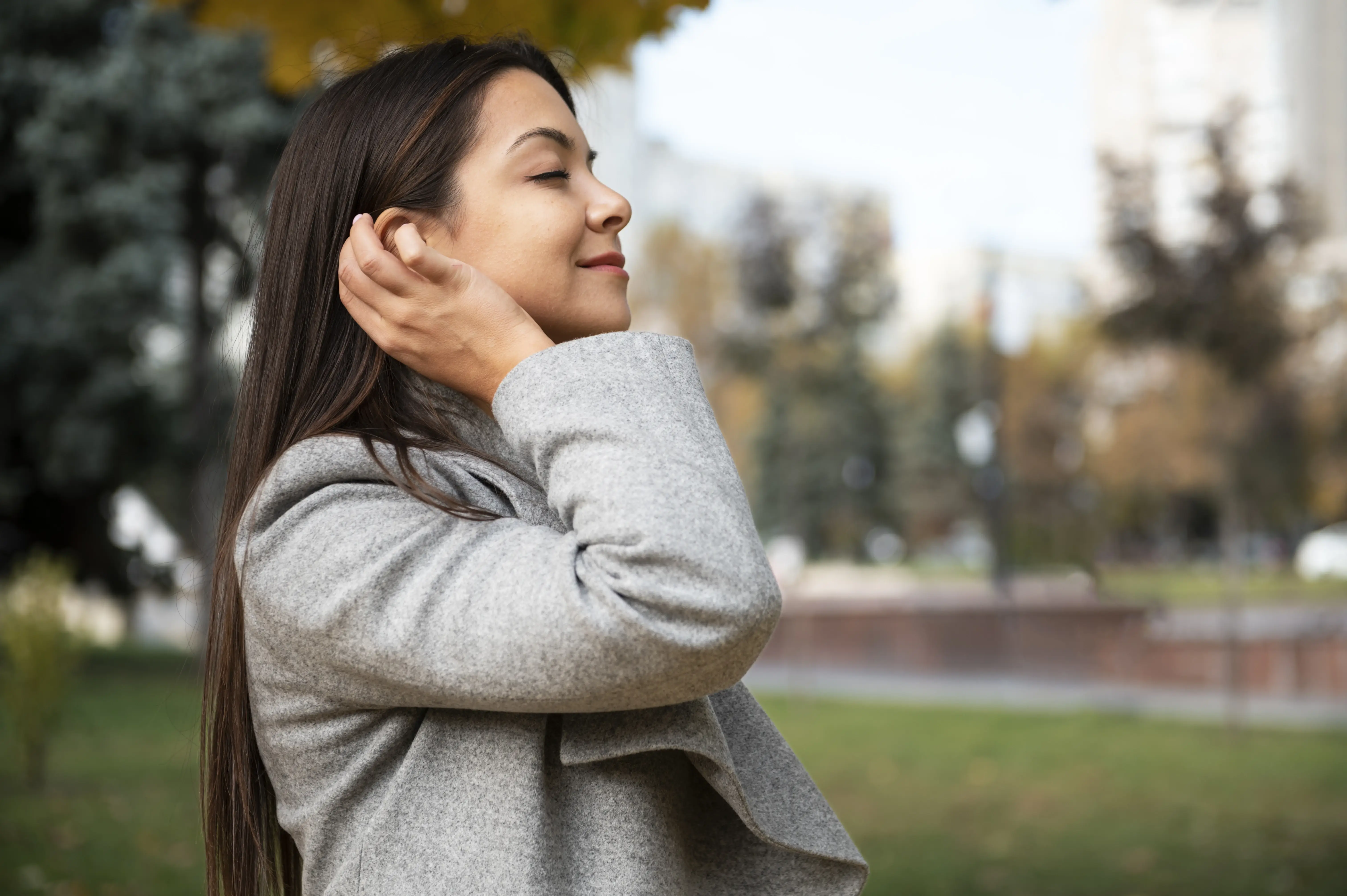 Mujer disfrutando de un momento de calma al aire libre, símbolo de poner límites para cuidar su bienestar emocional.