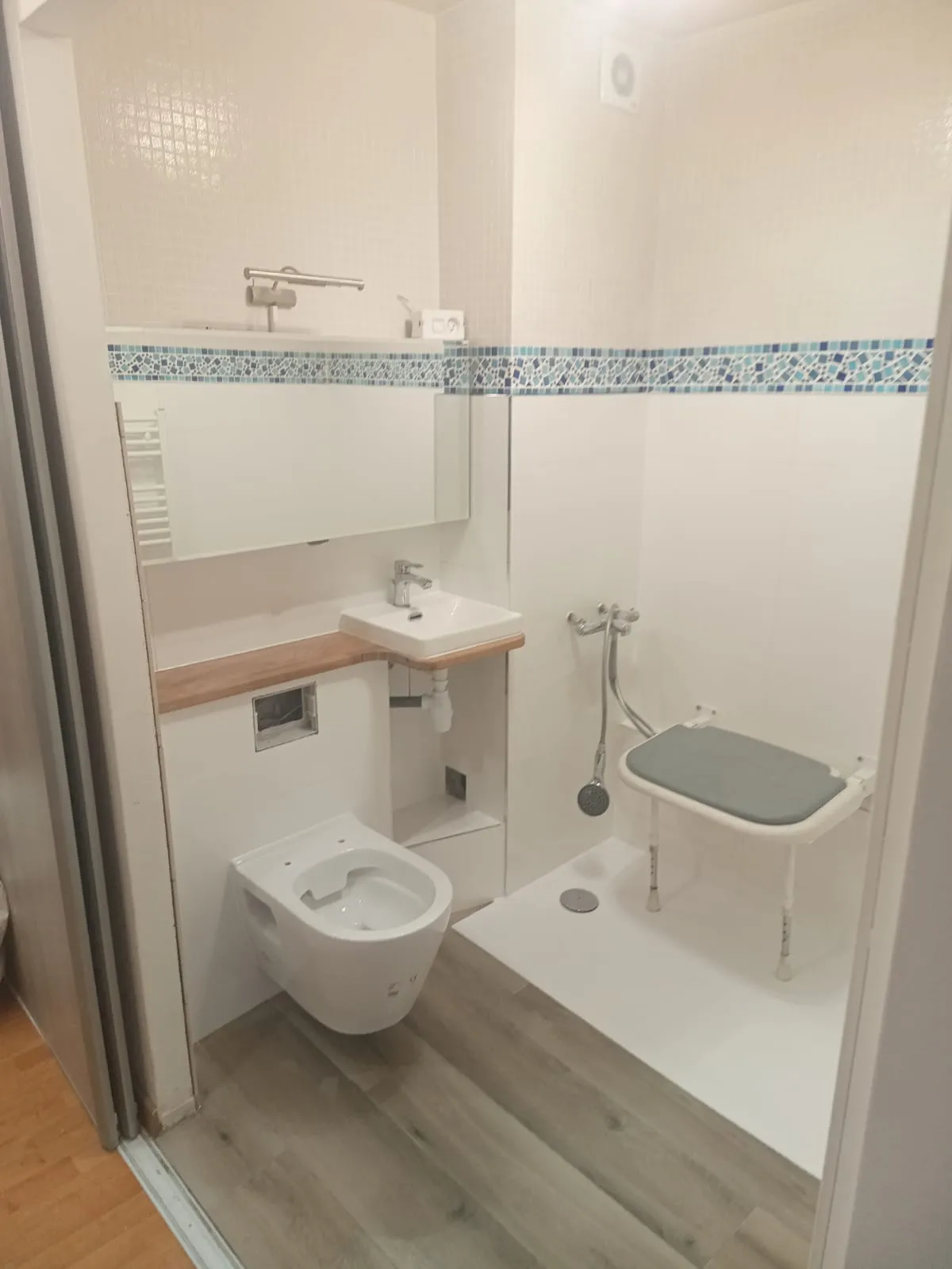 Salle de bain rénovée par AAZ Plomberie dans le Loiret