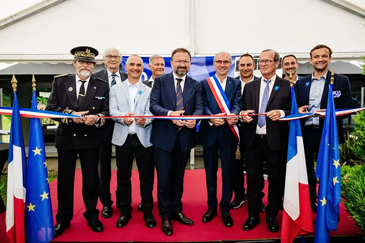 Inauguration officielle avec coupure de ruban photographiée à Grenoble