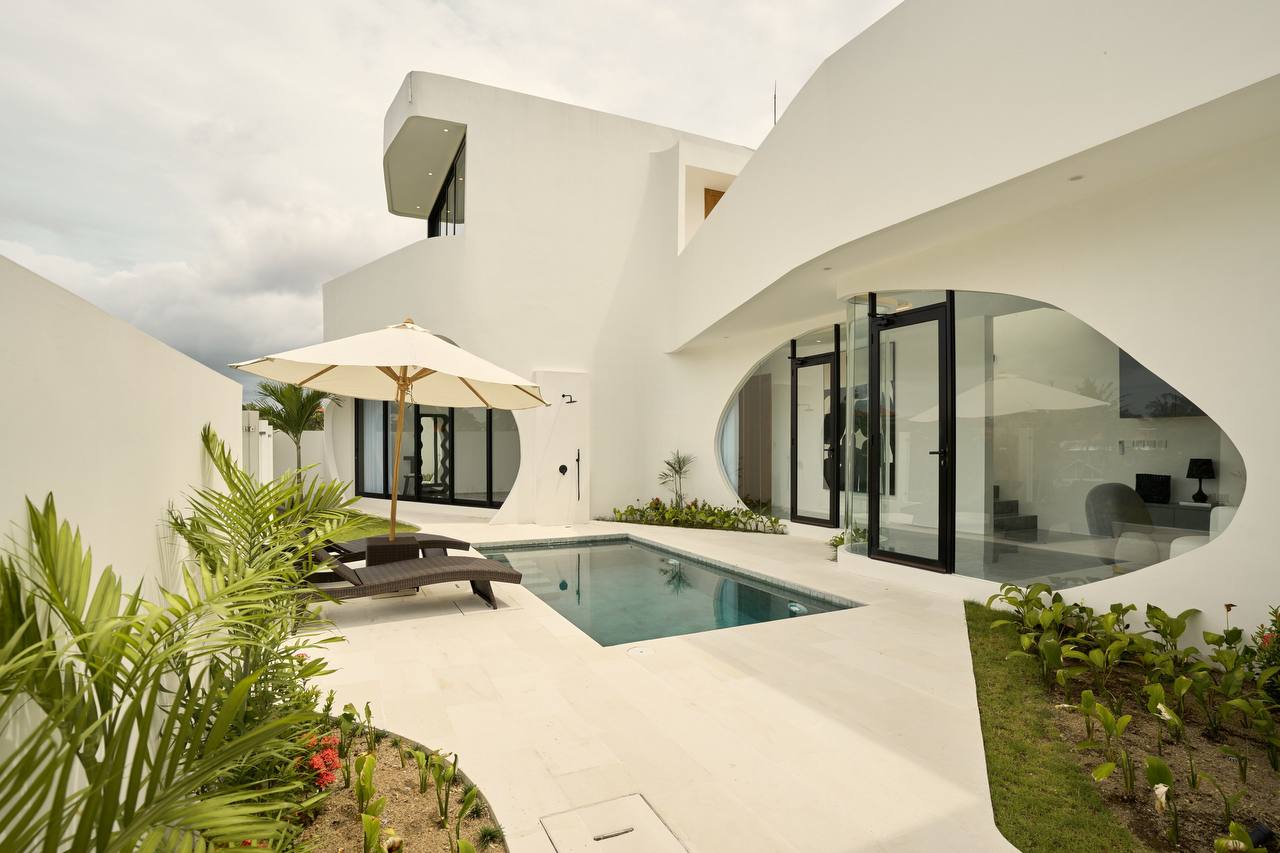 Stylish 3-bedroom villa with rice field views in Canggu, Padonan