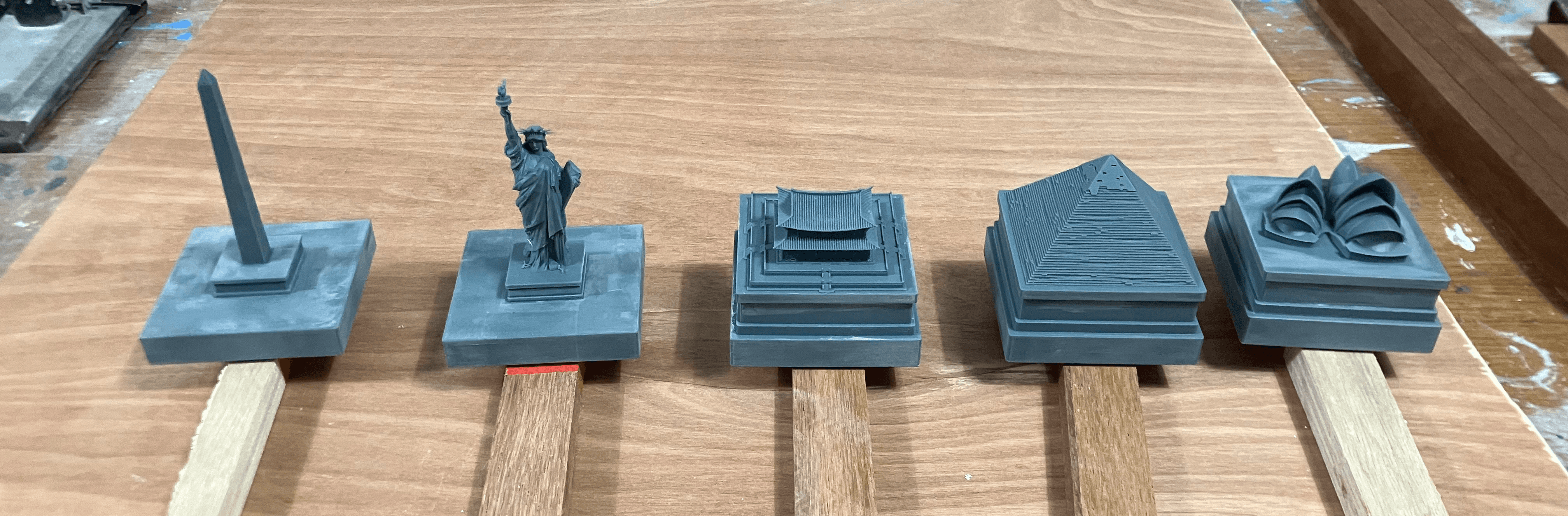 3D 프린팅 출력된 랜드마크 미니어처 — 도색 전 그레이 레진 상태 / 3D printed landmark miniatures in gray resin before painting