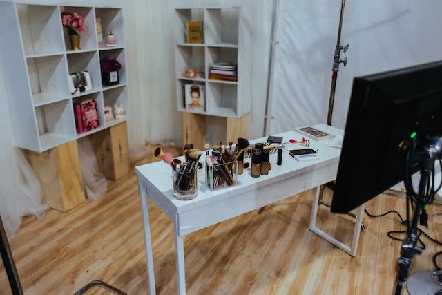 Production space, shared by beauty influencer Tiffany at http://www.iamstyle-ish.com/2015/06/generation-beauty-la-recap.html