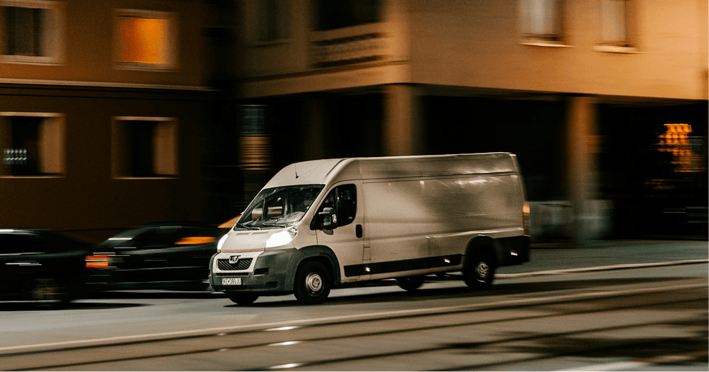 Kombi u noćnoj vožnji kroz grad, brzo i efikasno preseljenje uz Ares Selidbe Beograd