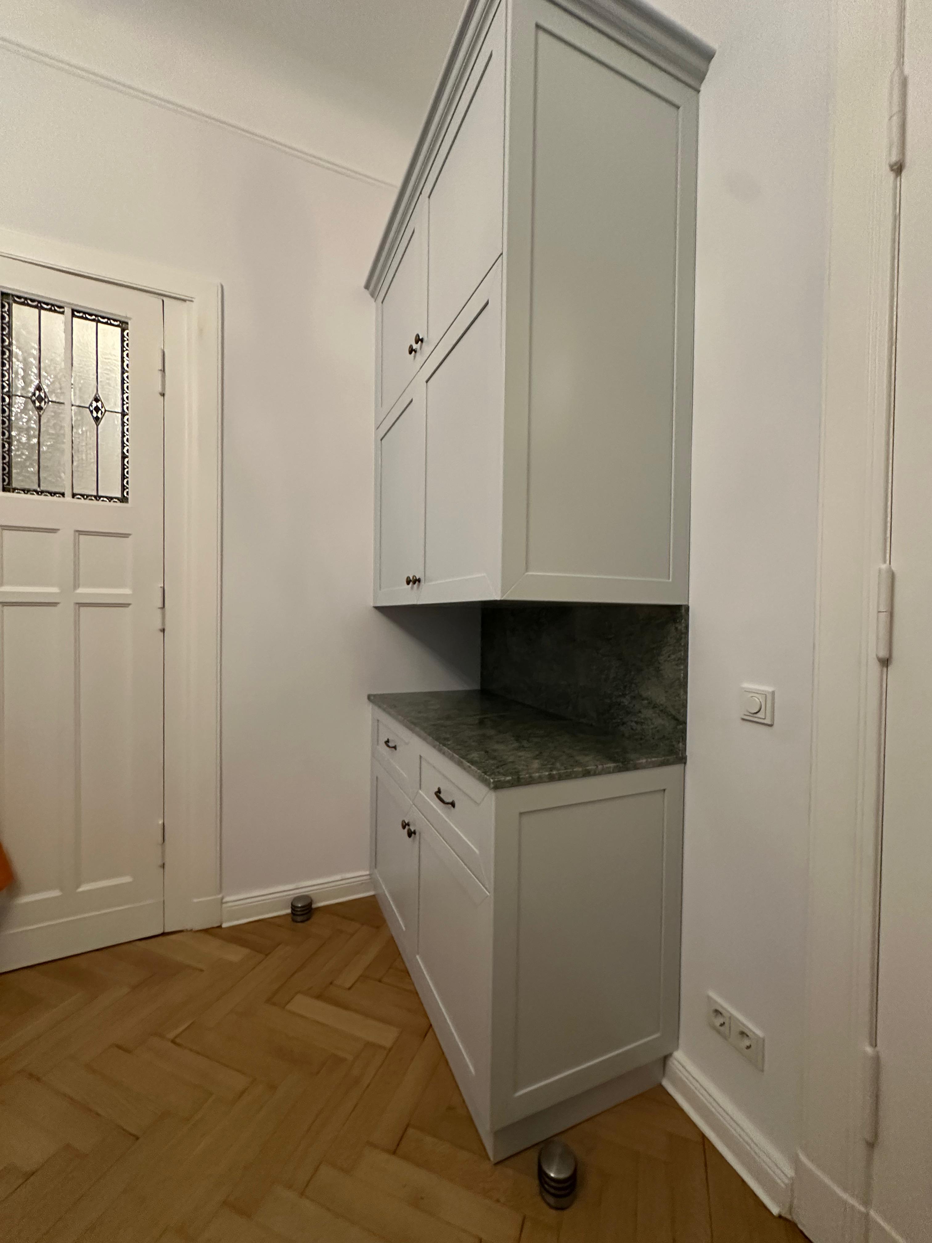 Edle Granitplatte als Kommodenabdeckung in stilvoller Küche