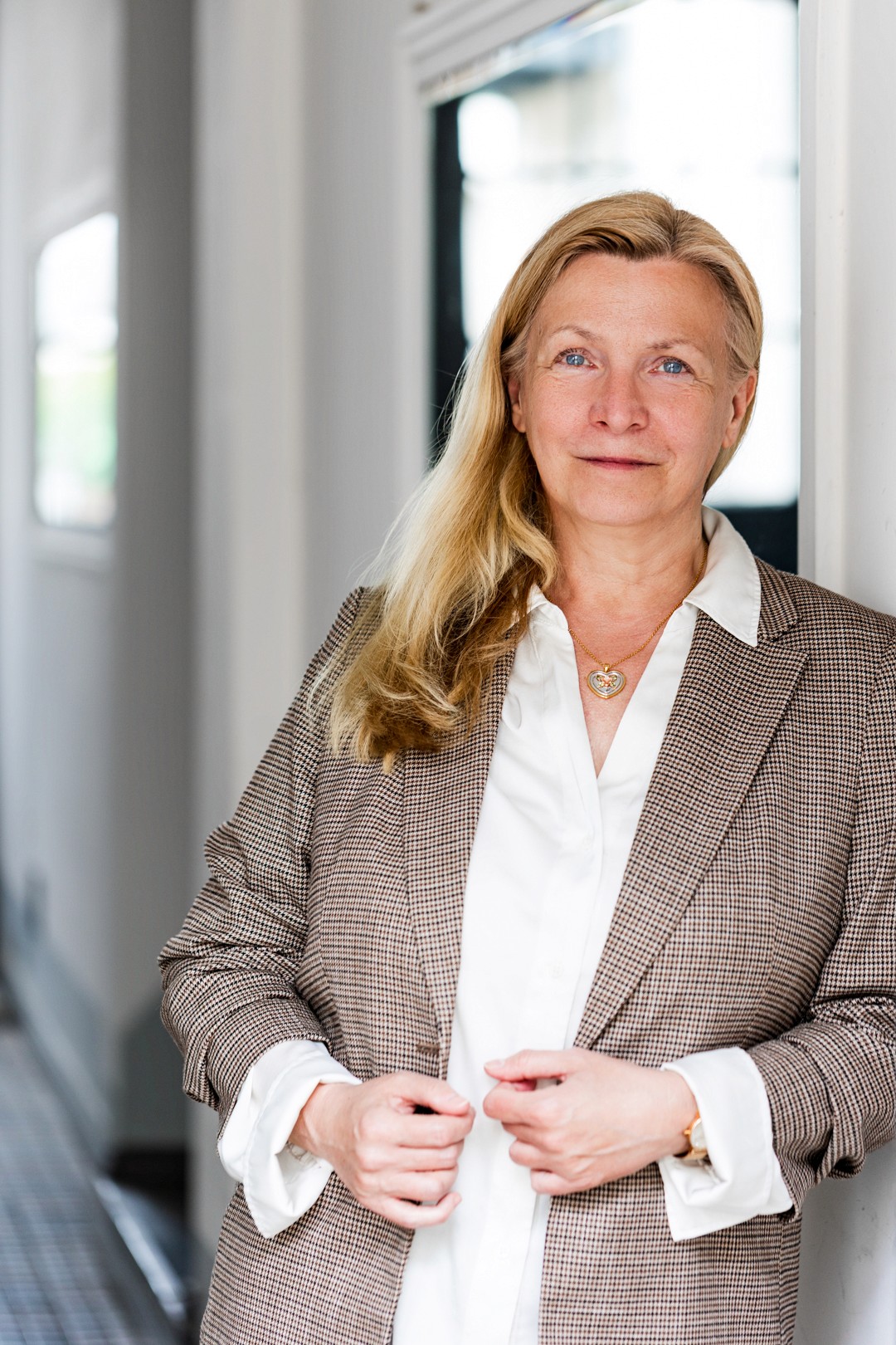 Claudia Widera, English Coach Berlin, standing confidently in a bright room