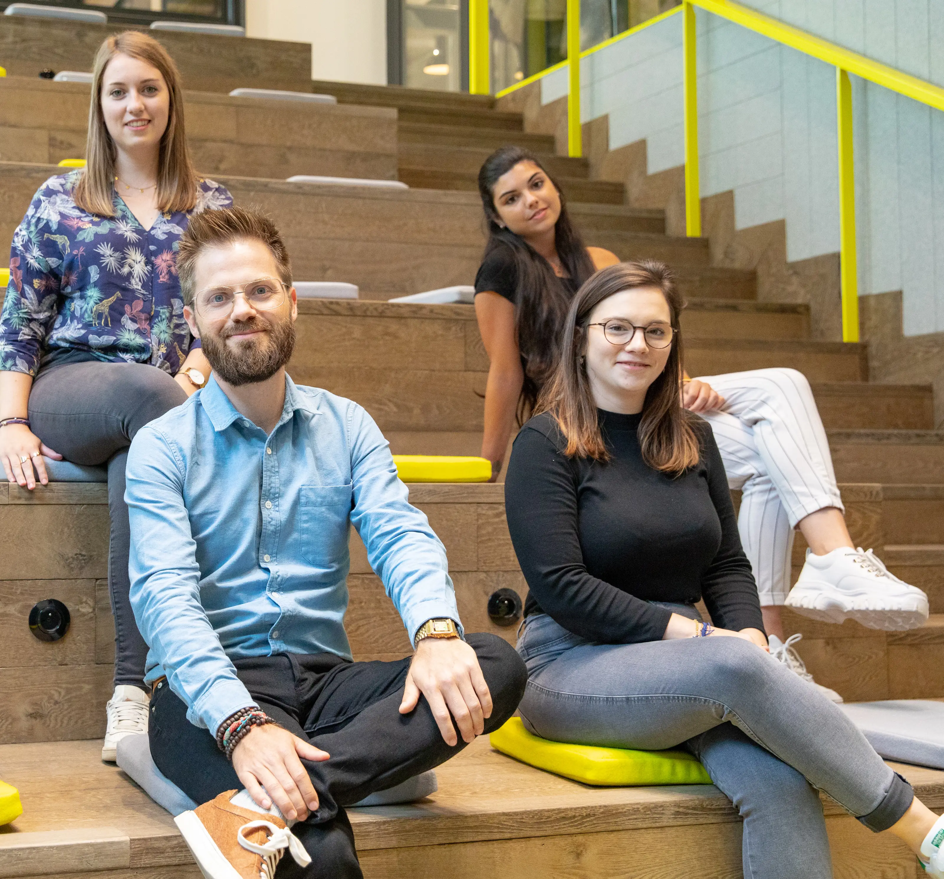 Des membres de wewake discutent dans un espace de travail.