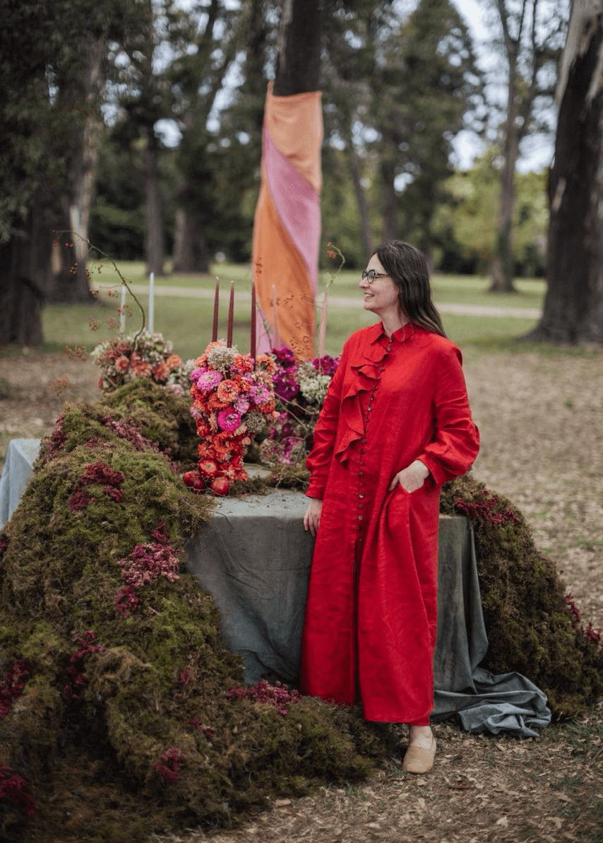Irina Khatsernova en L’Officiel Argentina junto a su obra floral contemporánea — arte botánico y diseño floral de autor.
