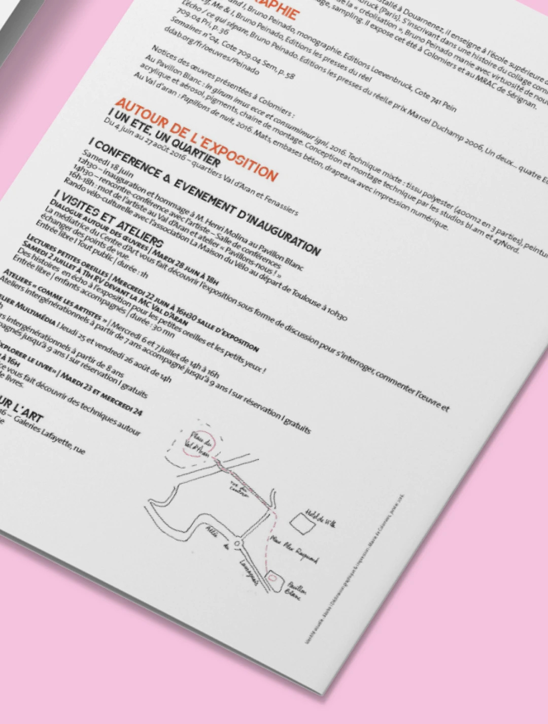 Zoom sur les pages extérieures du guide visiteur Bruno Peinado — hiérarchie typographique, titres orange et reproduction de l'installation de rideaux colorés au Pavillon Blanc, Tartelette Concept