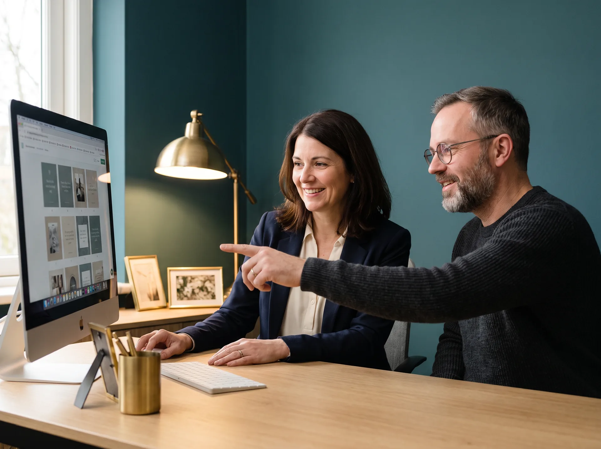 Content-Team bespricht ein Content-Raster am Monitor (KI-generiert)