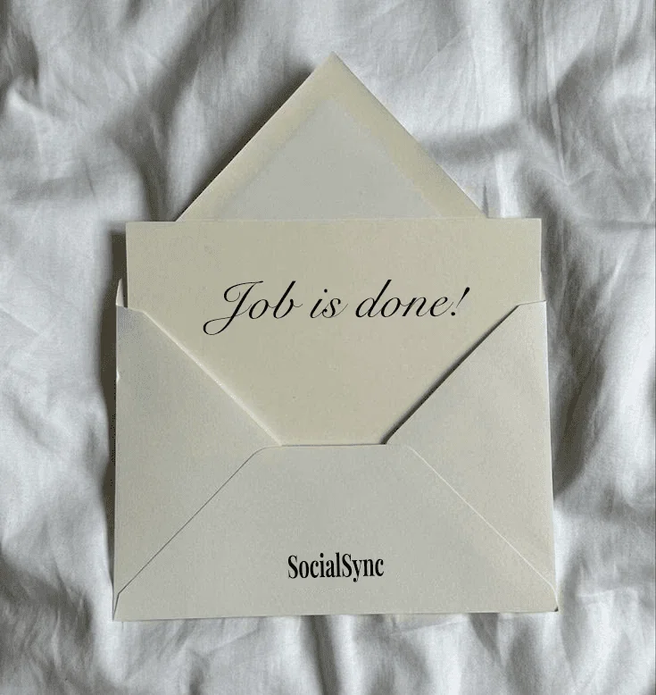 Sobre con tarjeta que dice «¡Trabajo terminado!» y el logotipo de SocialSync.