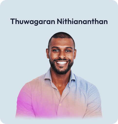 Porträt von Thuwegaran Nithiananthan, im lässigen Hemd, selbstbewusst lächelnd.