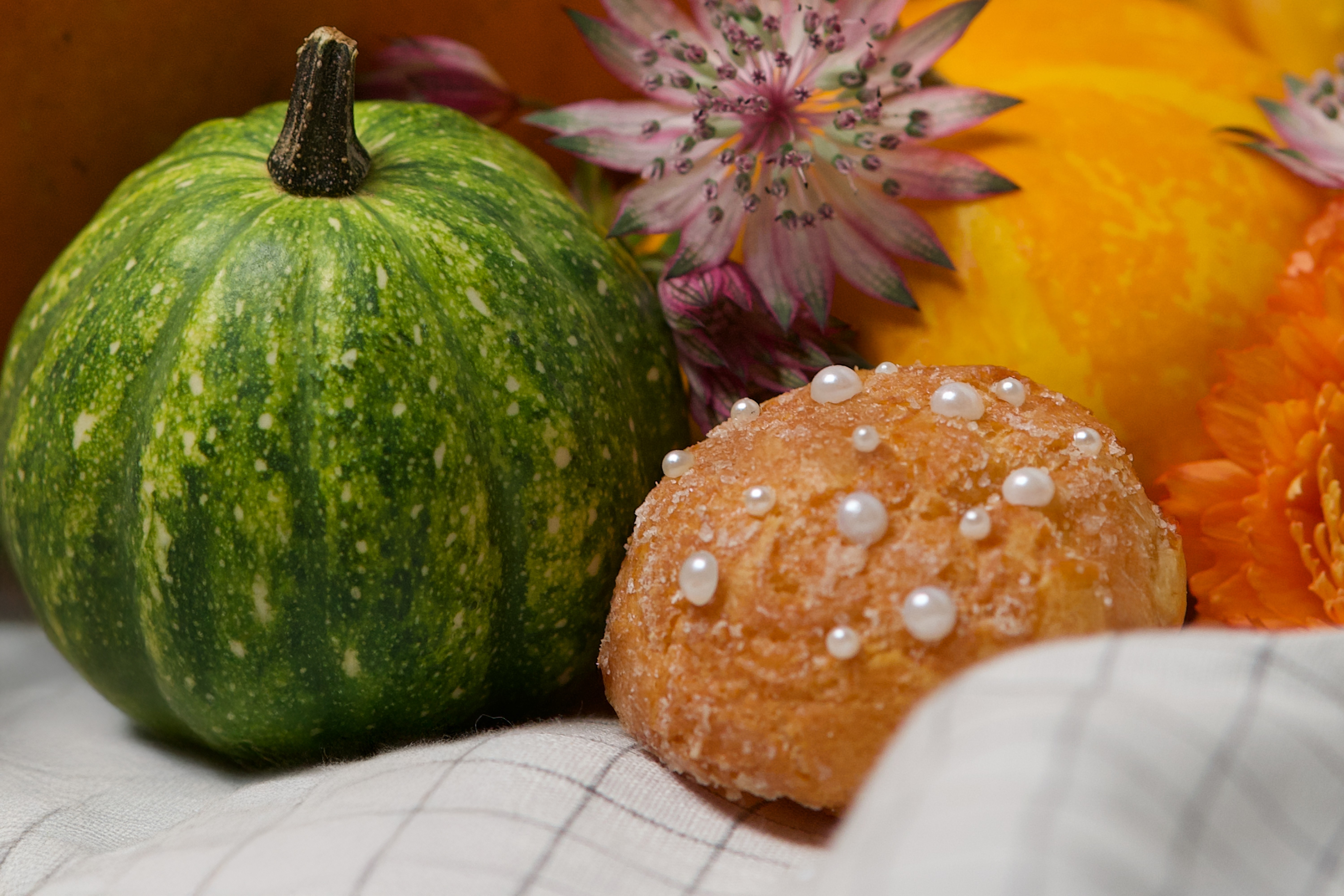 Cette image de la collection 'Croqueur·euse de perles' joue sur les codes visuels traditionnels tout en offrant une lecture plus ouverte et inclusive. Les éléments de la nature et des objets du quotidien se mêlent pour remettre en question les stéréotypes liés à la richesse et à l'avidité, transformant l'ordinaire en trésor visuel.