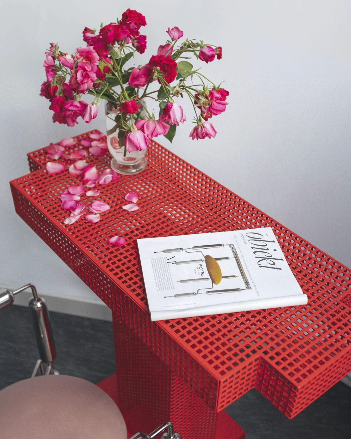 Red metrop[olis console with roses flakes on it