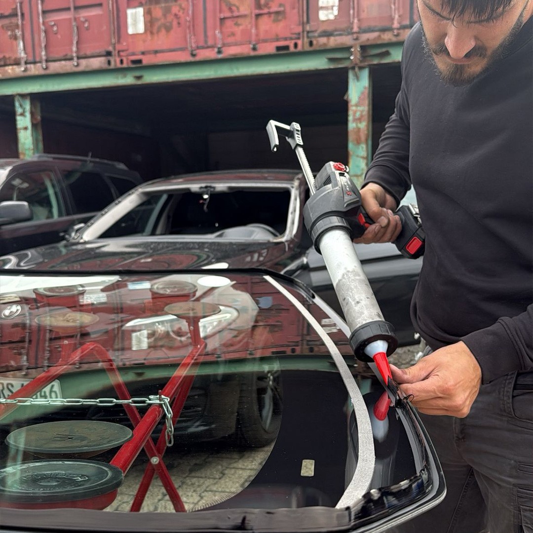 Techniker tauscht Windschutzscheibe an Auto aus – KulXpert Autoglas Bonn