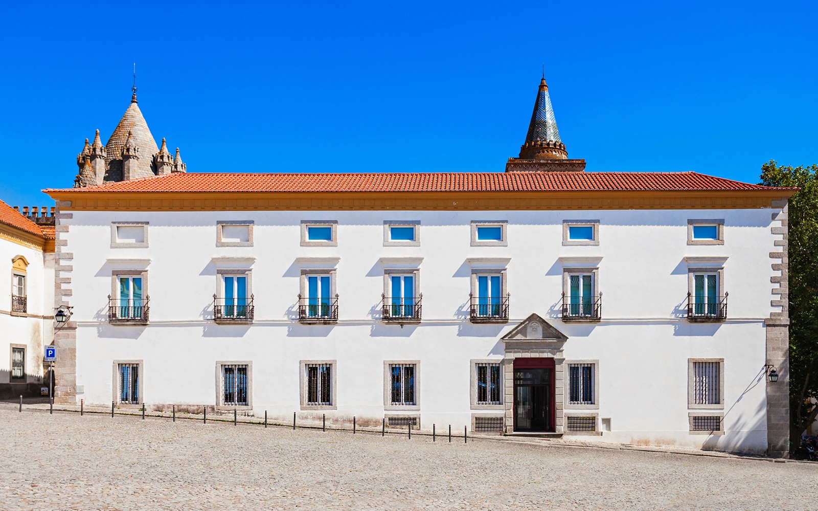 葡萄牙埃武拉的历史建筑，具有圆锥形塔楼，是里斯本葡萄酒之旅的一部分。