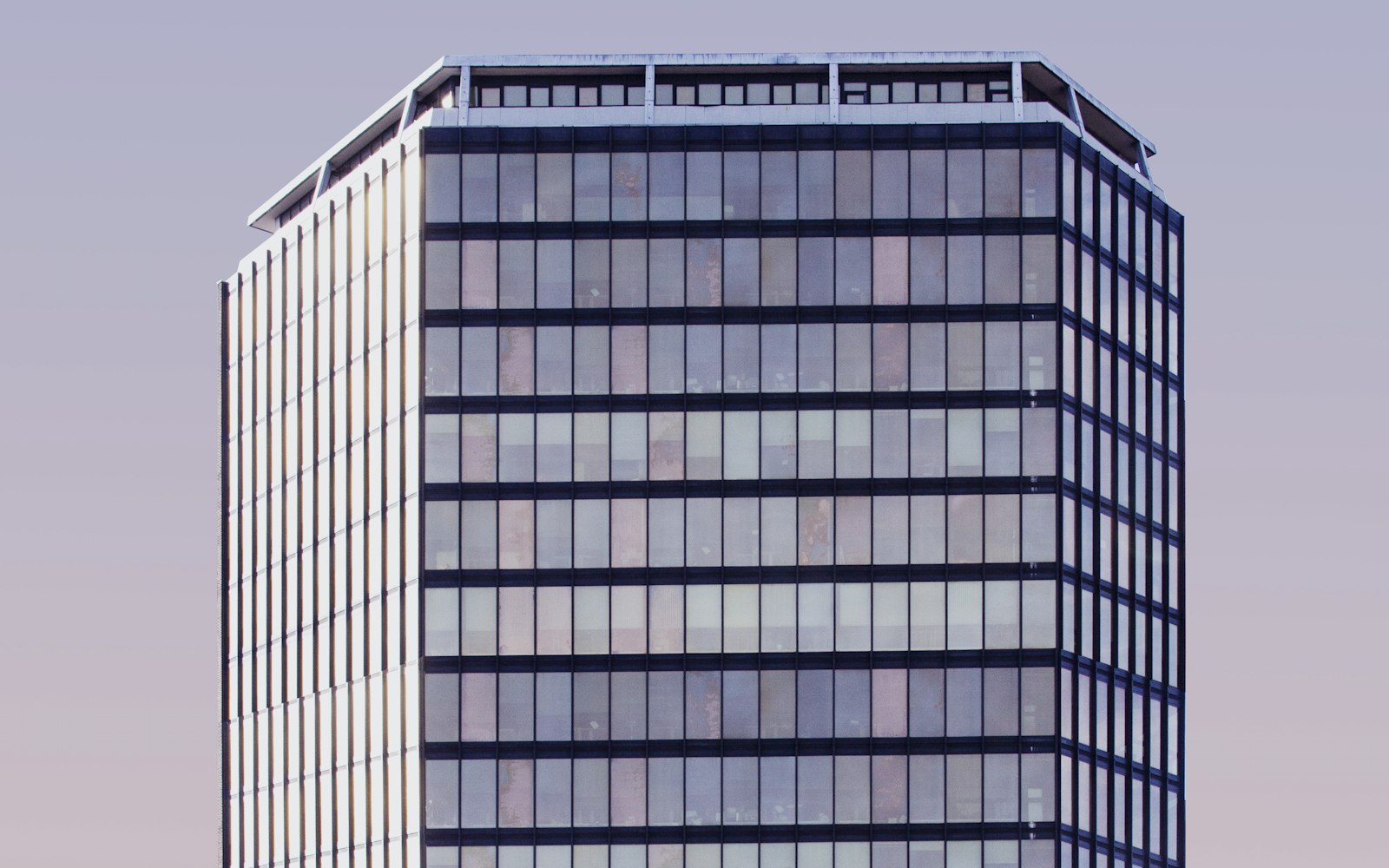 Moderne Architektur als Bild zum Thema Autonomes Banking ist die Ansage. Agentic Orchestration ist die Voraussetzung.