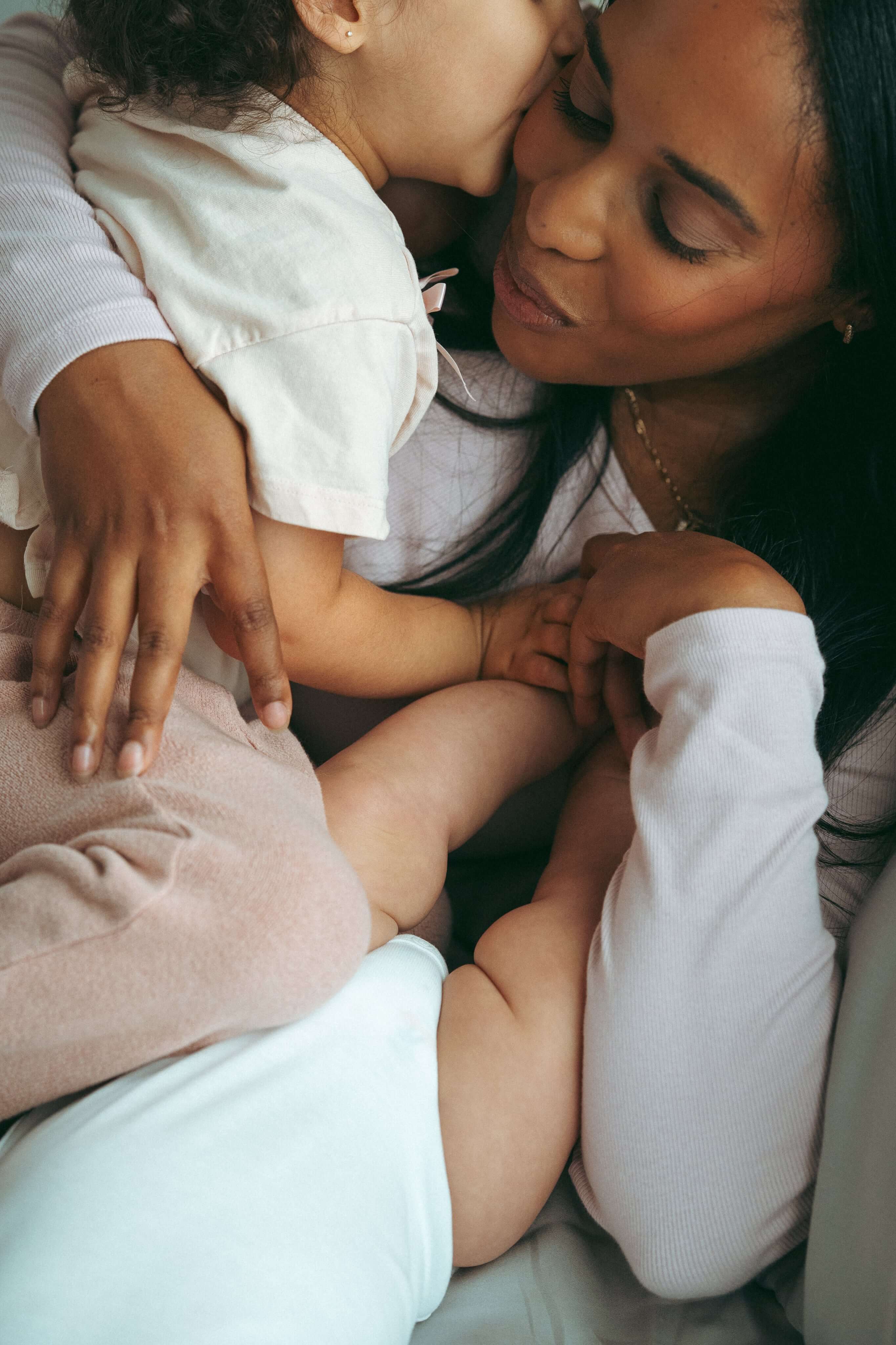 Une mère jouant avec ses jeunes enfants.
