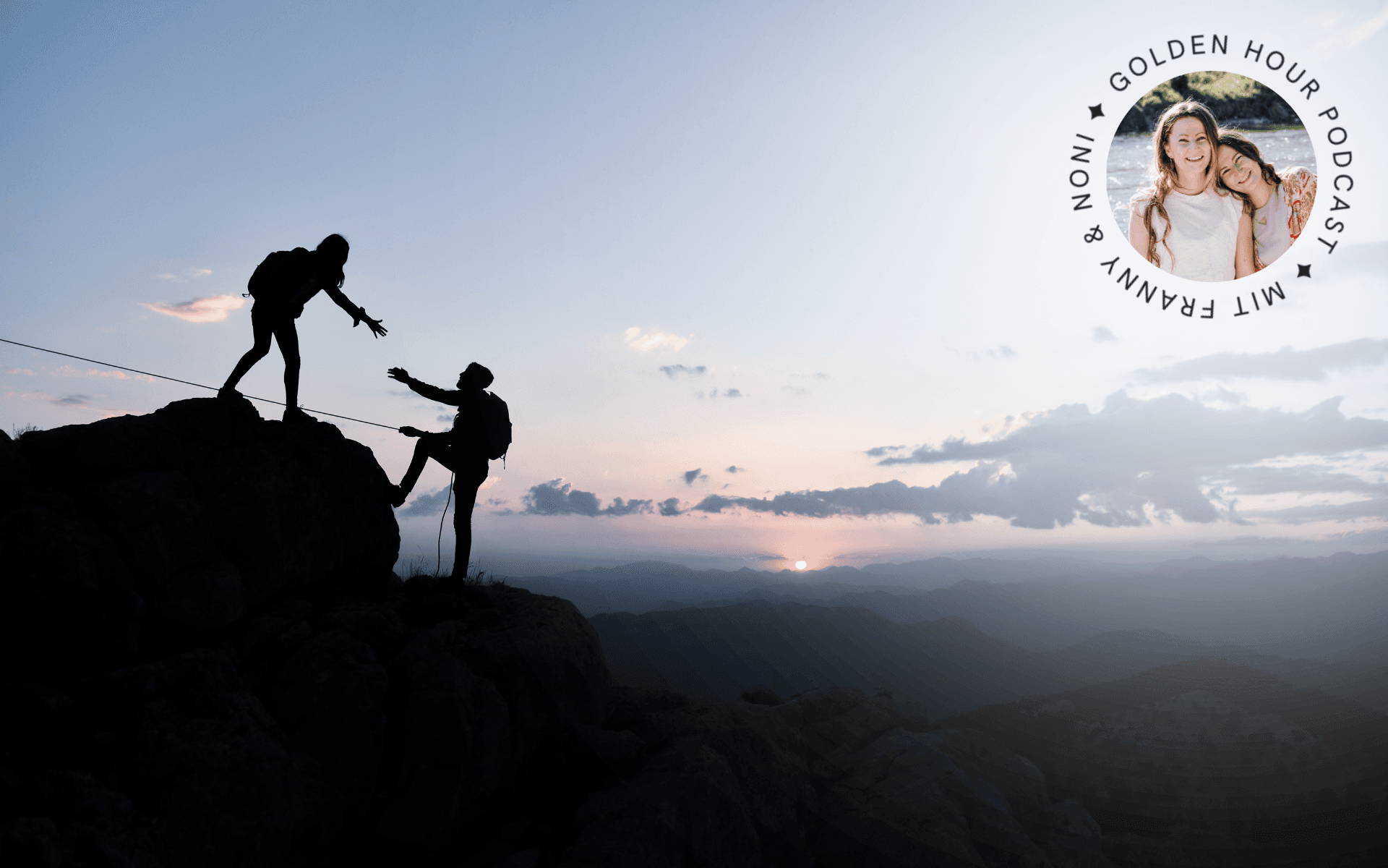 Sonnenaufgang, zwei Personen besteigen einen Gipfel, die eine Person reicht der anderen die Hand