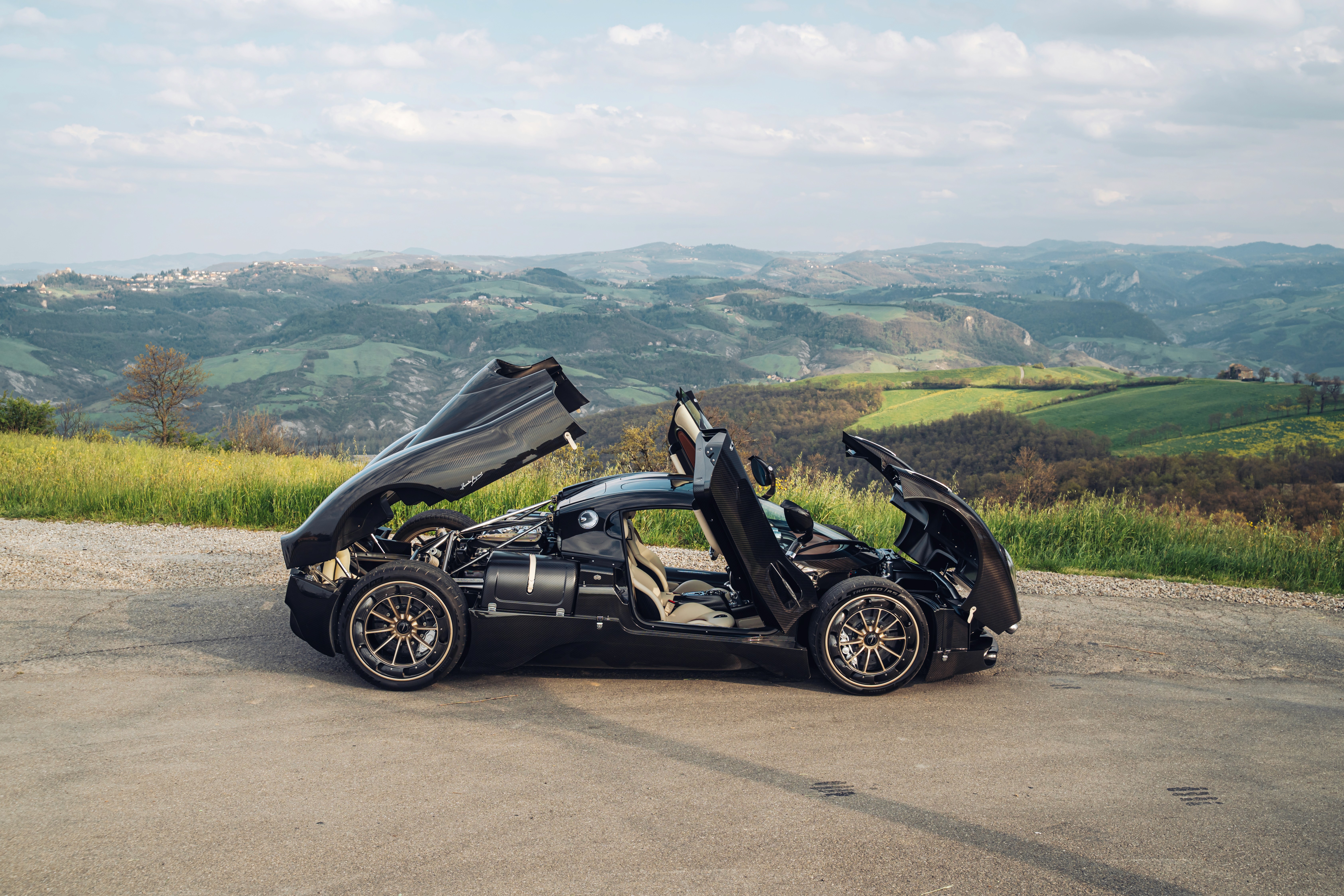Pagani utopia nera fotografata davanti alle colline